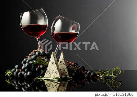 Red wine with grapes, rosemary, and blue cheese. 116151366