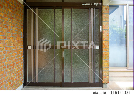 昭和の日本家屋　玄関戸 116151381