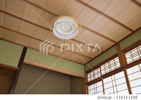 昭和の日本家屋 天井の板張りと欄間障子と床の間 昭和の日本家屋 天井の板張りと欄間障子と床の間 116151388