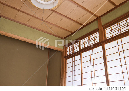昭和の日本家屋　天井の板張りと欄間障子 116151395