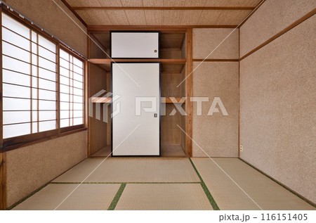 昭和の日本家屋 和室 空っぽの押し入れ 昭和の日本家屋 和室 空っぽの押し入れ 116151405