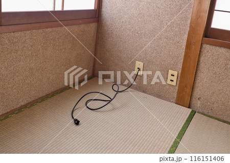 昭和の日本家屋　和室のアンテナケーブル 116151406
