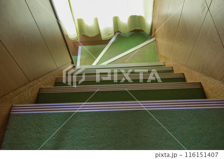 昭和の日本家屋　2階から1階に降りる緑色の階段 116151407