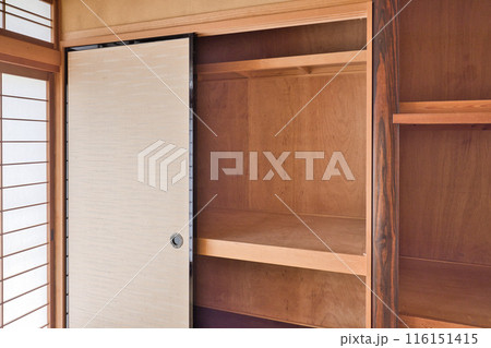 昭和の日本家屋　和室　空っぽの押し入れ 116151415