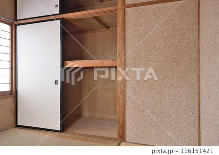 昭和の日本家屋 和室 空っぽの押し入れ 昭和の日本家屋 和室 空っぽの押し入れ 116151421