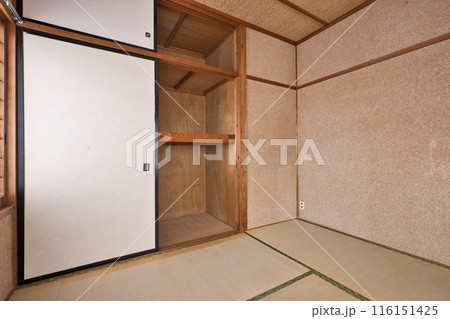 昭和の日本家屋　和室　空っぽの押し入れ 116151425
