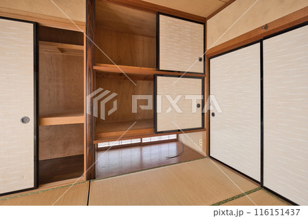 昭和の日本家屋 吊り押し入れのある和室 空っぽの押し入れ 昭和の日本家屋 吊り押し入れのある和室 空っぽの押し入れ 116151437