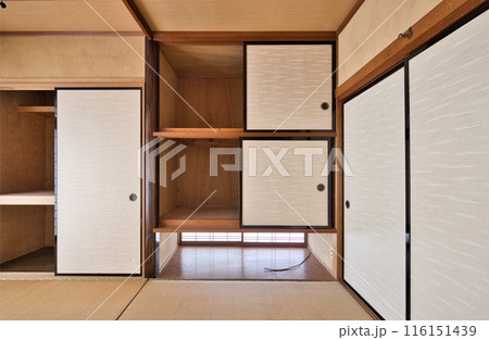 昭和の日本家屋 吊り押し入れのある和室 空っぽの押し入れ 昭和の日本家屋 吊り押し入れのある和室 空っぽの押し入れ 116151439