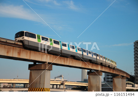 竹芝の運河の上を走る東京モノレール2000形電車_2024/6/撮影 竹芝の運河の上を走る東京モノレール2000形電車_2024/6/撮影 116151494