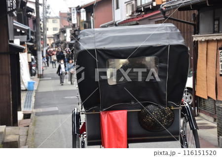 日本の岐阜県の高山市 春の高山祭り期間中 中心部の古い町並みを走る人力車 観光客を乗せた車体の後ろ姿 日本の岐阜県の高山市 春の高山祭り期間中 中心部の古い町並みを走る人力車 観光客を乗せた車体の後ろ姿 116151520
