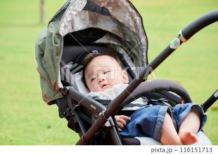 ベビーカーに乗る10か月の赤ちゃん　男の子　育児 116151713
