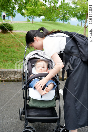 ベビーカーに乗った赤ちゃんとお母さん　育児 116151881