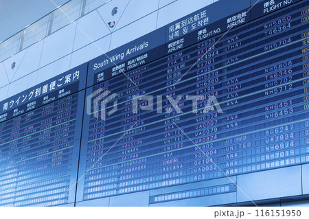 空港ロビーの電光掲示板 116151950