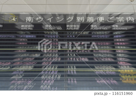 空港ロビーの電光掲示板 116151960