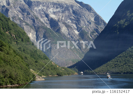 ノルウェーフィヨルドの峡谷を渡る遊覧船 116152417