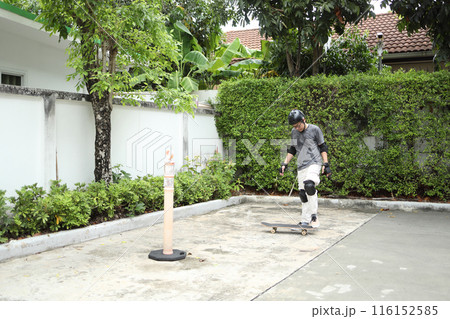 Man playing skateboard 116152585