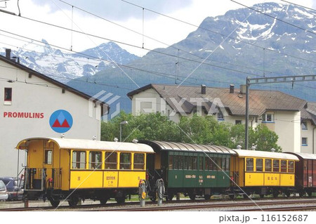 世界遺産鉄道に保存されている古典車両のうちの3両、左から3等車、2等車、1等車です（3等級時代）。 116152687