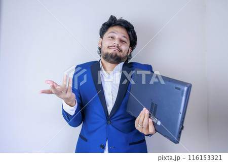 分からないという顔をするノートパソコンを持つ外国人ビジネスマン 116153321