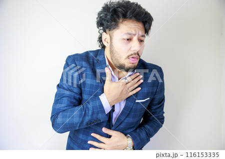 吐きそうになるスーツを着た男性 吐きそうになるスーツを着た男性 116153335