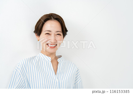 ポートレート女性　白バック 116153385