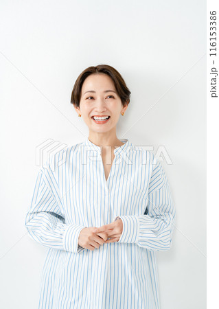 ポートレート女性　白バック 116153386