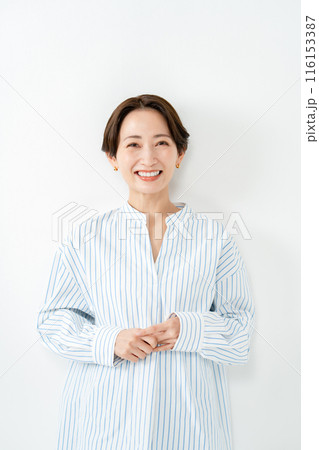 ポートレート女性　白バック 116153387