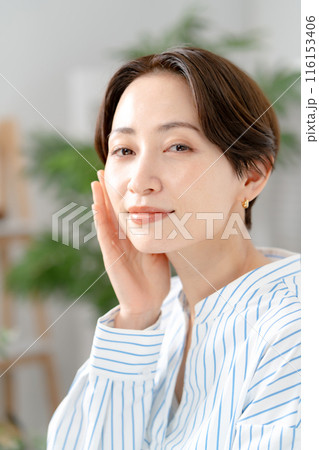 肌に触れる女性 116153406