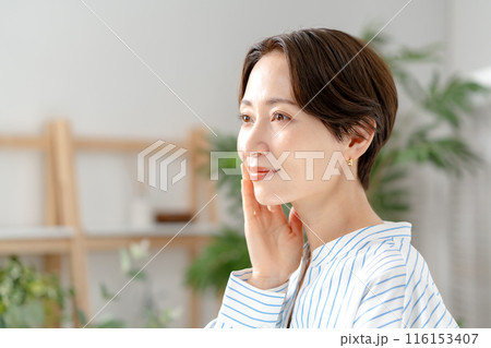 肌に触れる女性 116153407