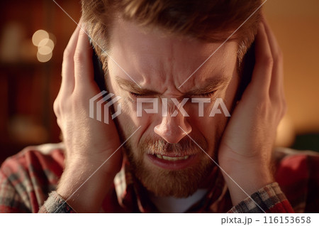 耳鳴りに悩む男性 116153658