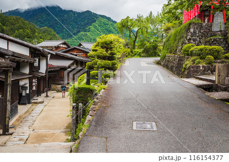【妻籠宿】桝形の跡（左側の道）と街並み【木曽郡南木曽町】 116154377