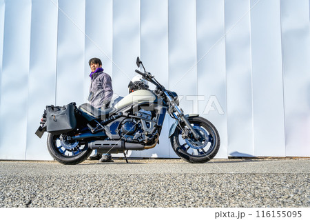 大型アメリカンバイクと男性ライダー 116155095