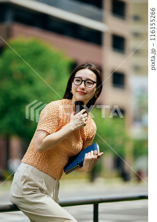 スマホを操作する若い女性 116155266