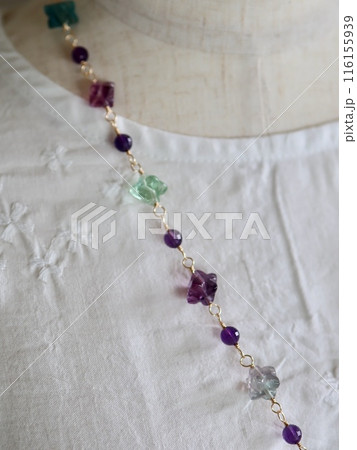 こんぺいとう形フローライトとアメジストのラリエット 116155939