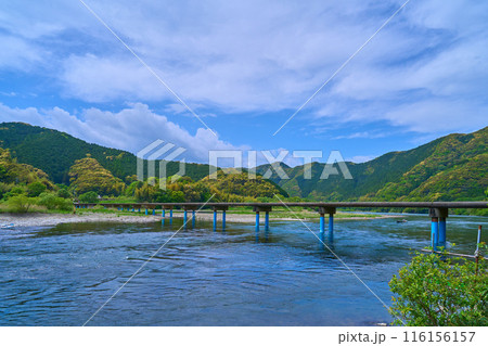高知県四万十市の四万十川に架かる今成橋(佐田沈下橋)と小船 116156157