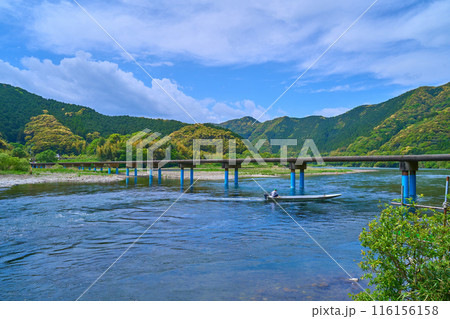 高知県四万十市の四万十川に架かる今成橋(佐田沈下橋)と小船 116156158