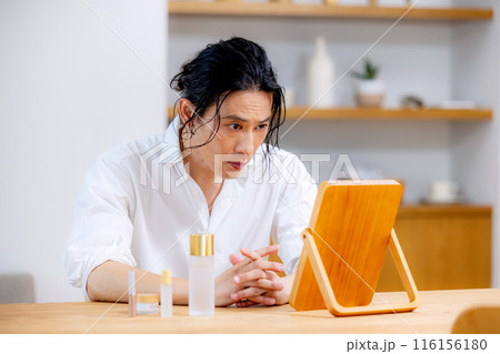 肌を気にする男性　ビューティー　ポートレート 116156180