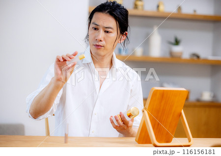 肌を気にする男性　ビューティー　ポートレート 116156181