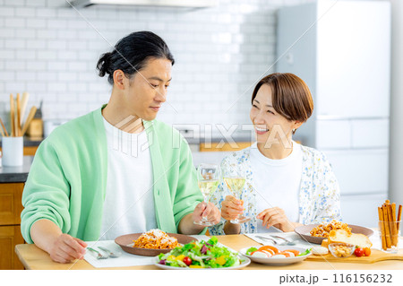 ランチを食べる夫婦 116156232