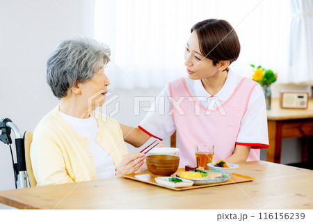 食事をする介護士と老人 食事をする介護士と老人 116156239