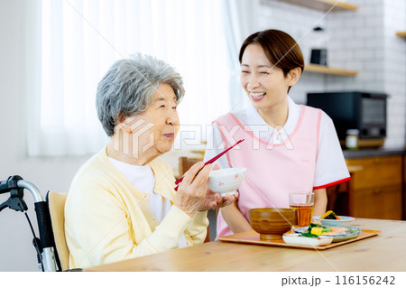 食事をする介護士と老人 食事をする介護士と老人 116156242