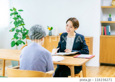 相談するシニア　ビジネスウーマン 116156271