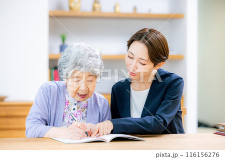 終活ノートを書くシニア　ビジネスウーマン 116156276