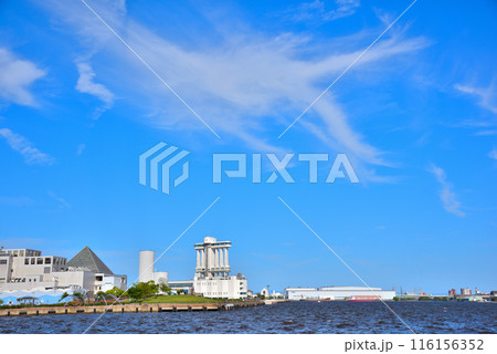 《愛知県》名古屋都市風景　名古屋港の青空と白い雲 116156352