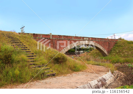 煉瓦造りのアーチがかかる加古川市の水路橋の平木橋 116156542