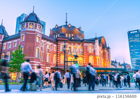 日本の東京都市景観 東京駅丸の内北口。仕事などを終えて駅に向かう人たち=7月3日 日本の東京都市景観 東京駅丸の内北口。仕事などを終えて駅に向かう人たち=7月3日 116156600