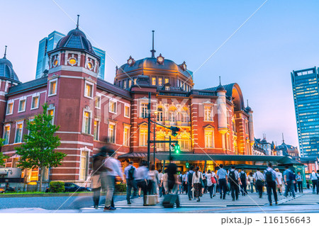 日本の東京都市景観 7月。東京駅丸の内北口。仕事などを終えて駅に向かう人たち 116156643