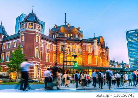 日本の東京都市景観 7月。東京駅丸の内北口。仕事などを終えて駅に向かう人たち 日本の東京都市景観 7月。東京駅丸の内北口。仕事などを終えて駅に向かう人たち 116156745