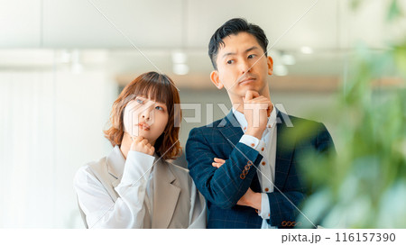 困った顔で考える男女のビジネスマン 116157390
