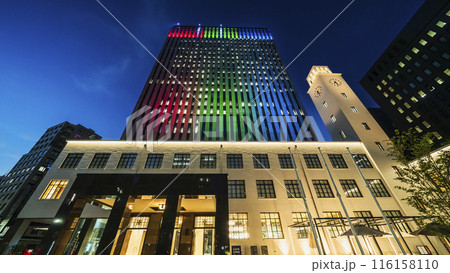 ライトアップされた川崎市役所を見上げる【神奈川県・川崎市】 ライトアップされた川崎市役所を見上げる【神奈川県・川崎市】 116158110