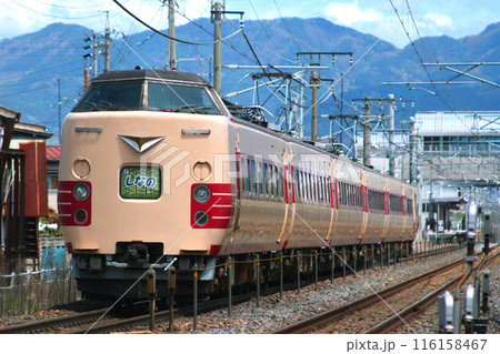 篠ノ井線を行く臨時特急しなの号（381系電車：名古屋⇔長野）の